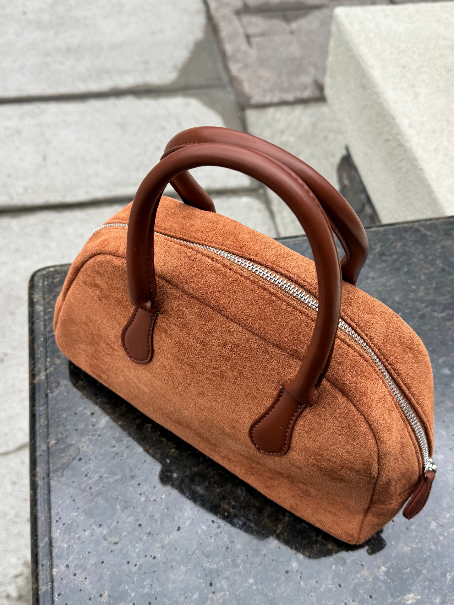 The Lou Classic in Suede - in Camel