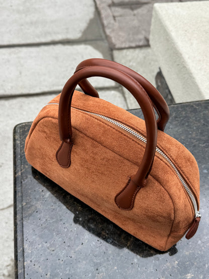 The Lou Classic in Suede - in Camel