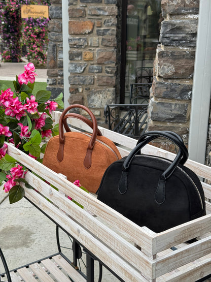 The Lou Classic in Suede - in Camel