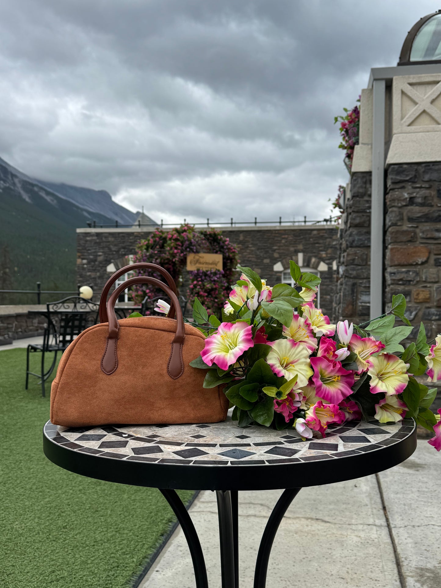 The Lou Classic in Suede - in Camel