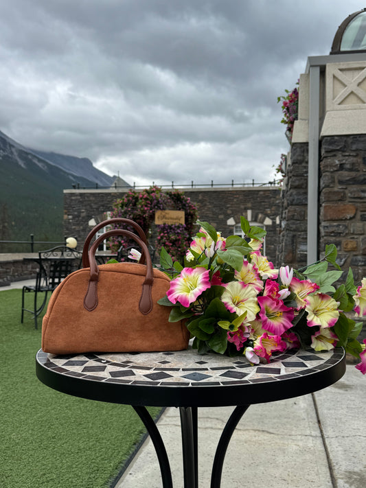 The Lou Classic in Suede - in Camel