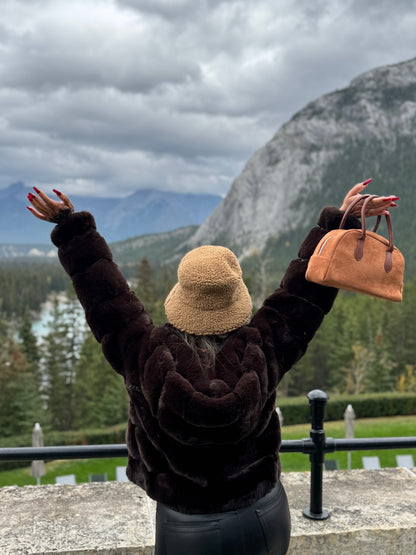 The Lou Classic in Suede - in Camel