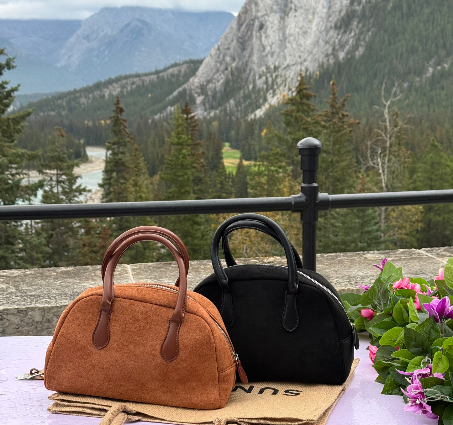 The Lou Classic in Suede - in Camel